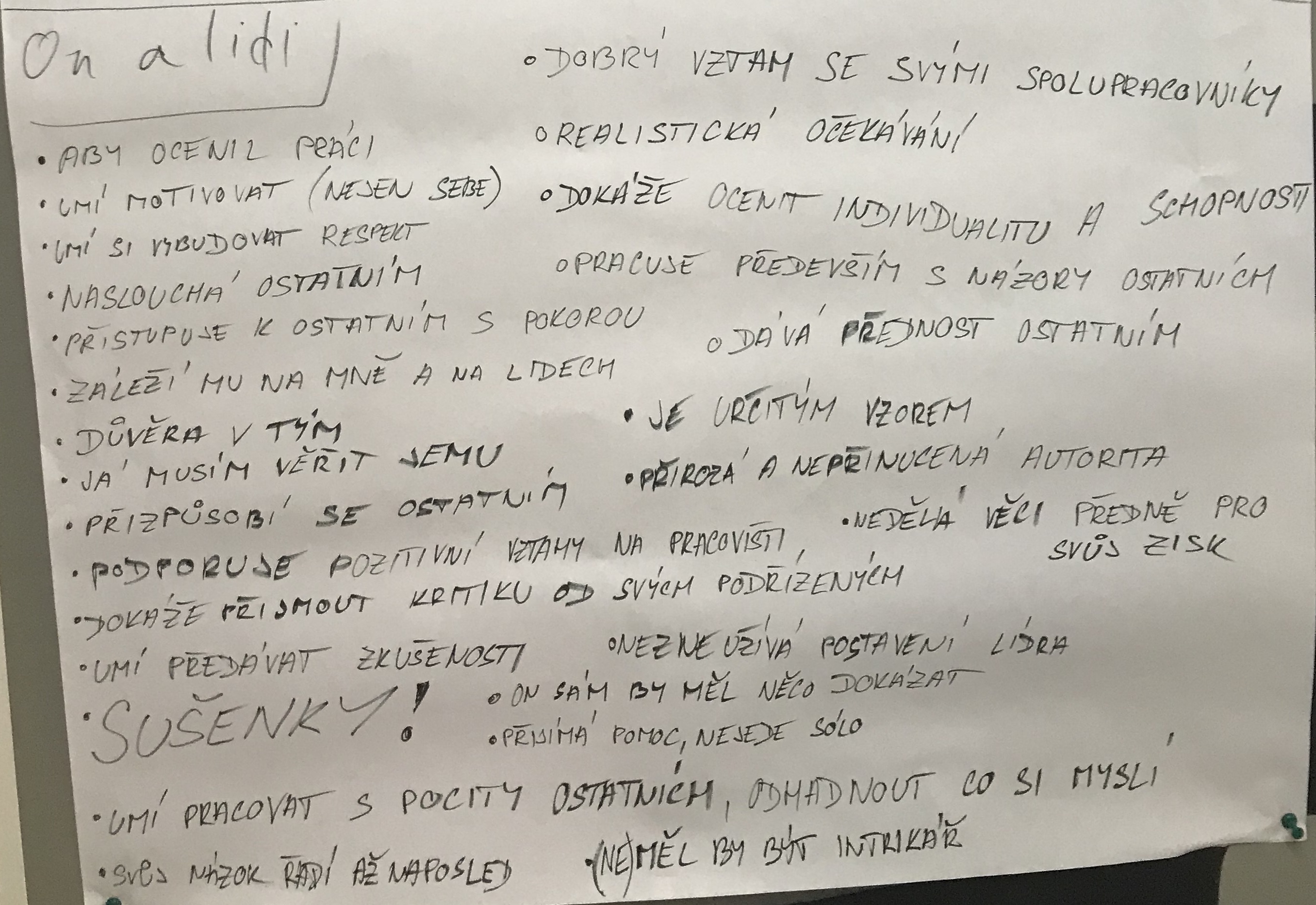 Víkend na vedení lidí - flipchart na téma Jaké vlastnosti by měl mít člověk, které vede vůči druhým